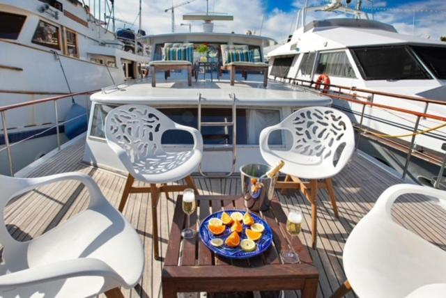 Charming Boat In Barcelona - Perfect Getaway Otel Sant Adria de Besos Dış mekan fotoğraf