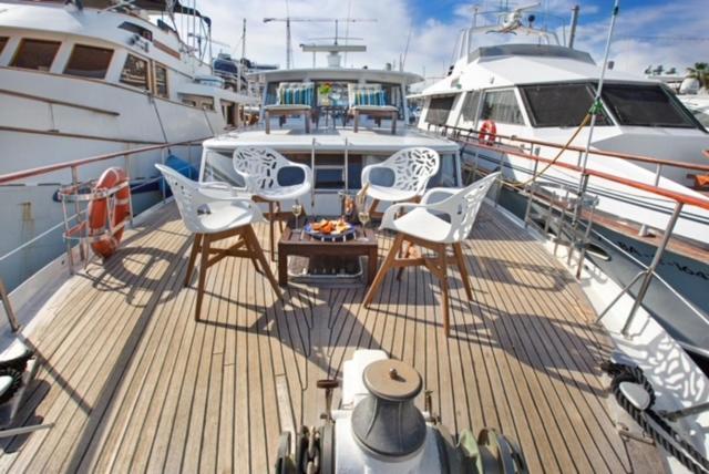Charming Boat In Barcelona - Perfect Getaway Otel Sant Adria de Besos Dış mekan fotoğraf