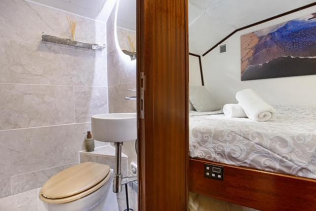 Charming Boat In Barcelona - Perfect Getaway Otel Sant Adria de Besos Dış mekan fotoğraf