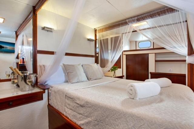 Charming Boat In Barcelona - Perfect Getaway Otel Sant Adria de Besos Dış mekan fotoğraf